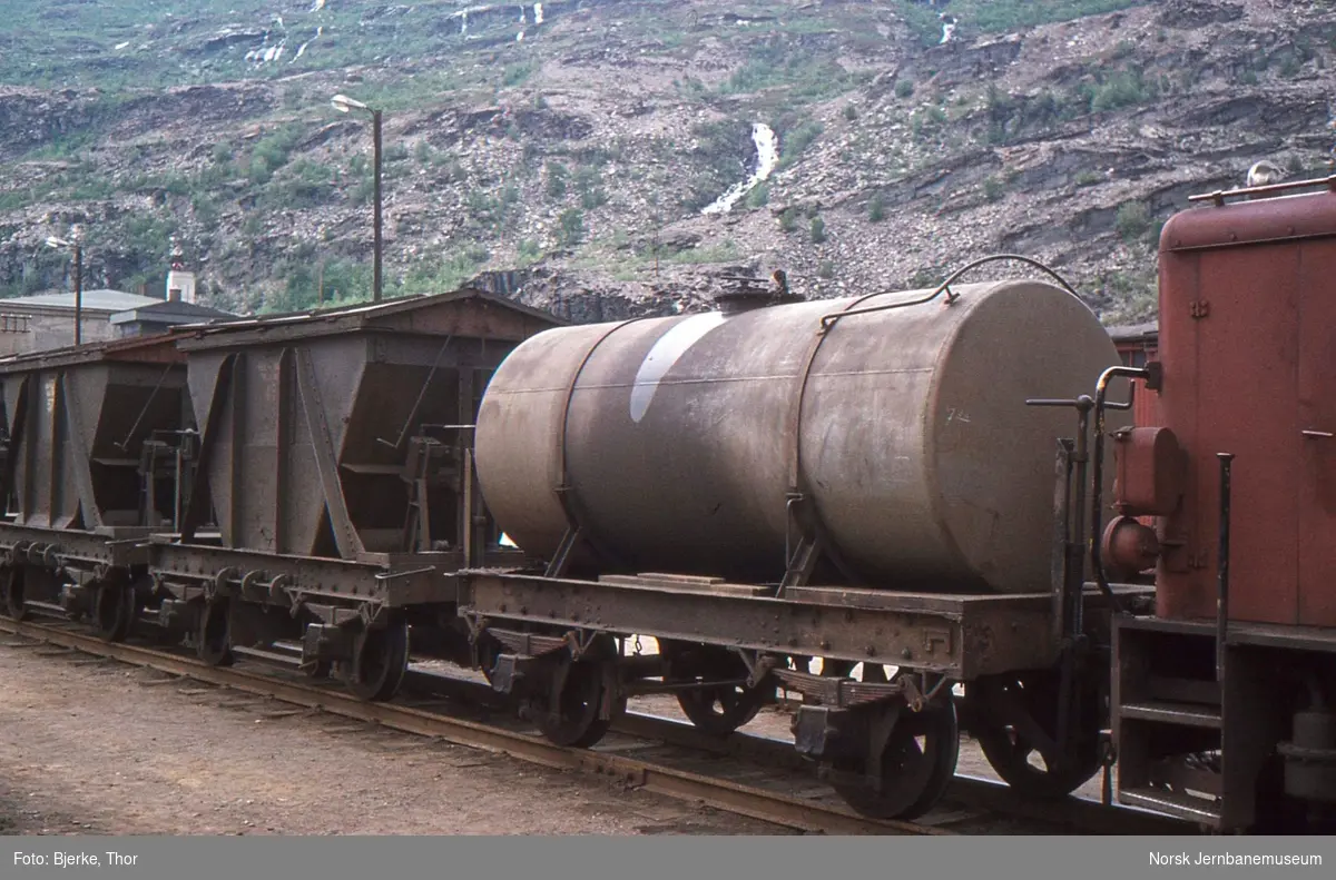 Sulitjelmabanens vogn nr. 31, kisvognunderstell med tank, på Lomi stasjon