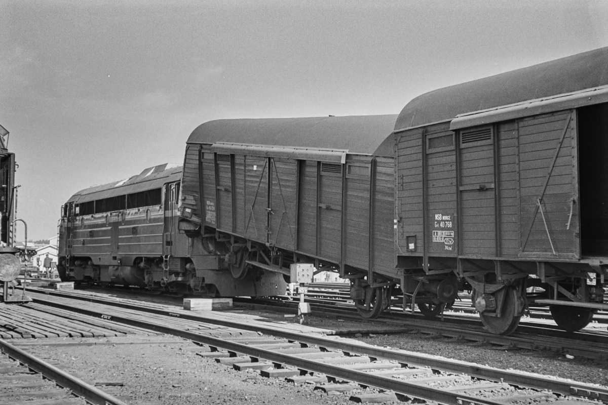 Sammenstøt mellom diesellokomotiv og godsvogner ved Ravnklo bru på Trondheim stasjon. Diesellokomotiv type Di 3 nr. 607.