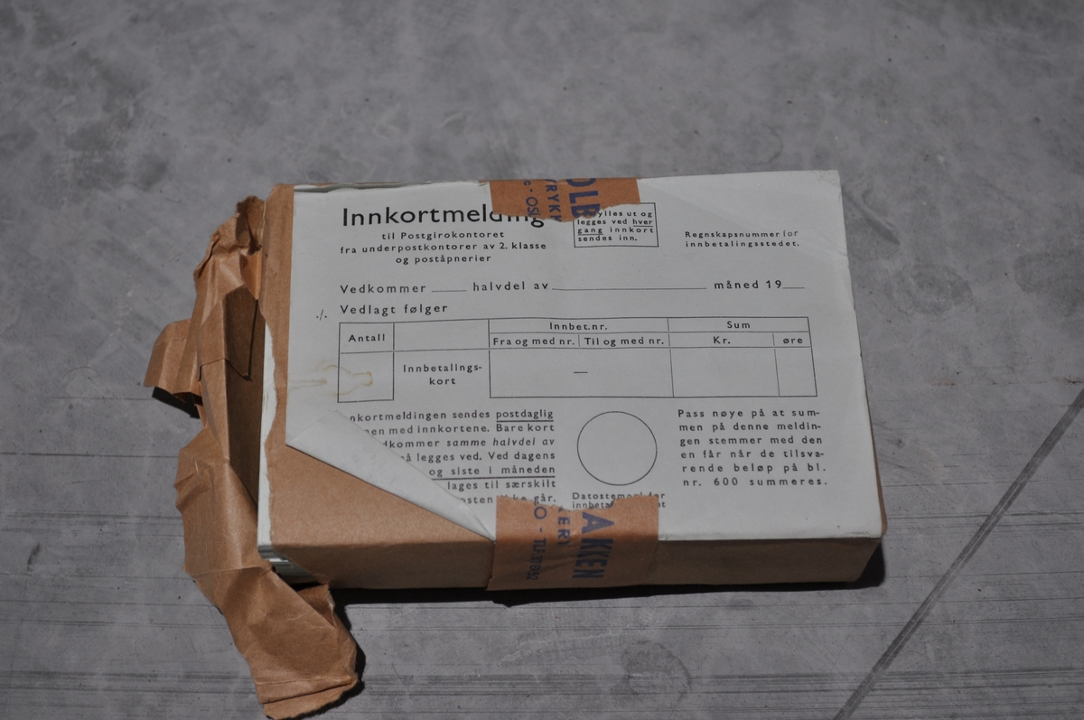 Beredskapskoffert for Postgiro Låsbar. Innhold i tilfelle krig.
Innhold:
1. Instruks for kontohavere
2. Instruks for postkontorer
3. Melding til postgirokontohavere
4. Innkortmelding, bl. 603
5. Utbetalingskort, bl. 570 B.
6. Gireringskort bl. 565 B
7. ..... bl. 784