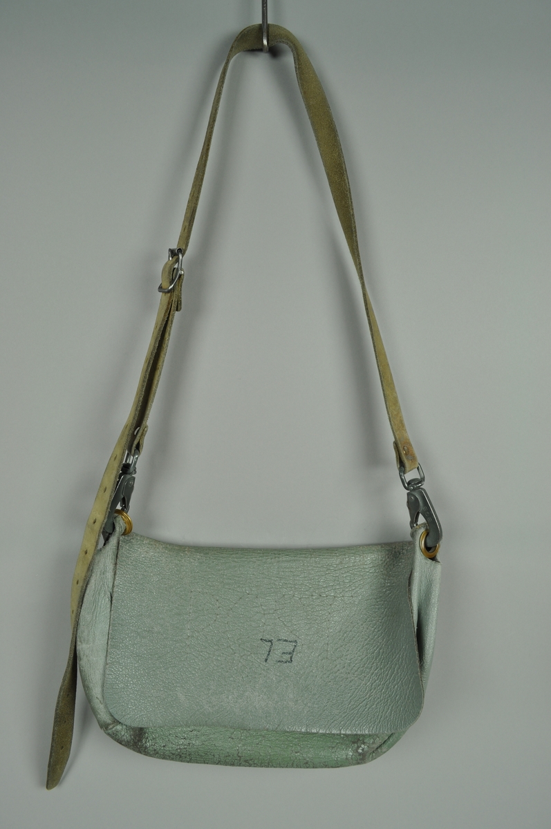 Skulderveske med regulerbar rem og karbidkroker.