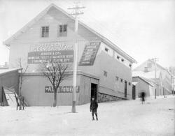 Repro: Bygård i Lillehammer, Jernbanegata 12. Vinterbilde.