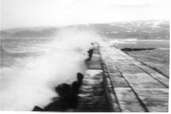 Bølger slår over Svartoksmoloen.