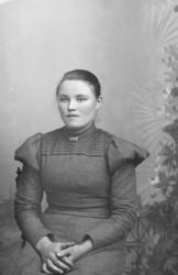 Portrett. Ung kvinne. Sittende. Gina Klypen