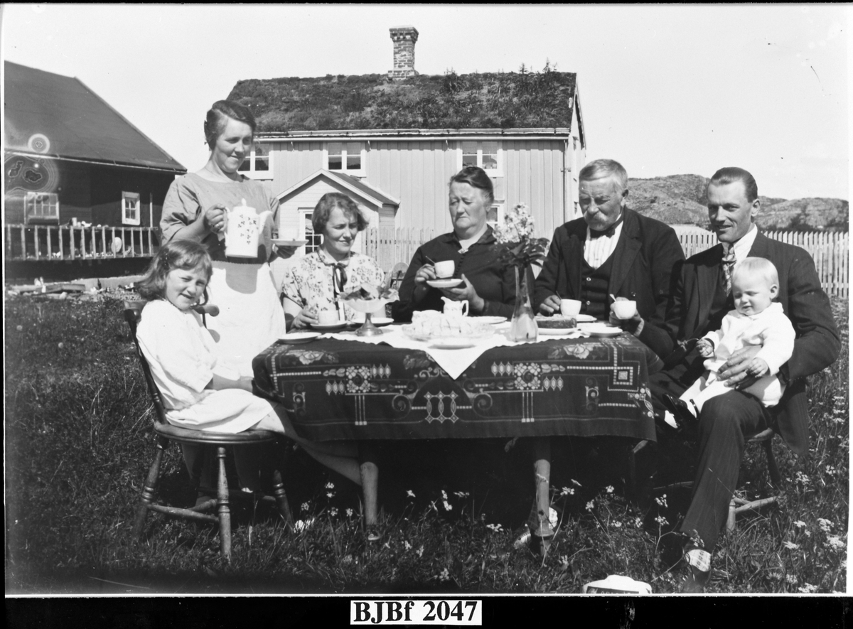 Familien Gerhard Oksvoll utenfor huset på Øra, Vallersund, Bjugn