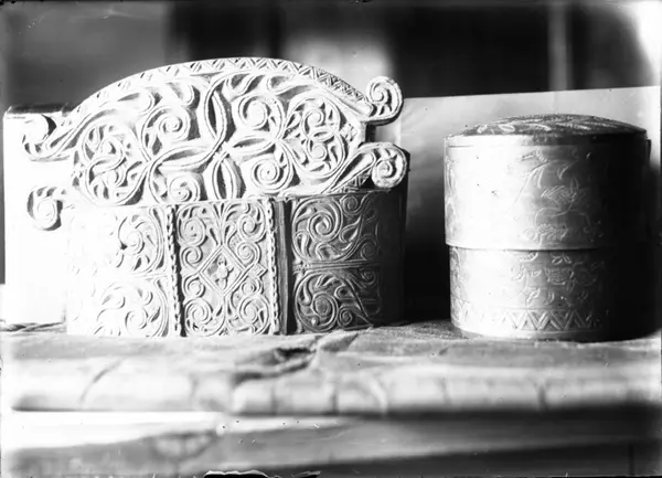 Rikard Berges fotoarkiv. Tregjenstander. Tine og øskje. Kvit