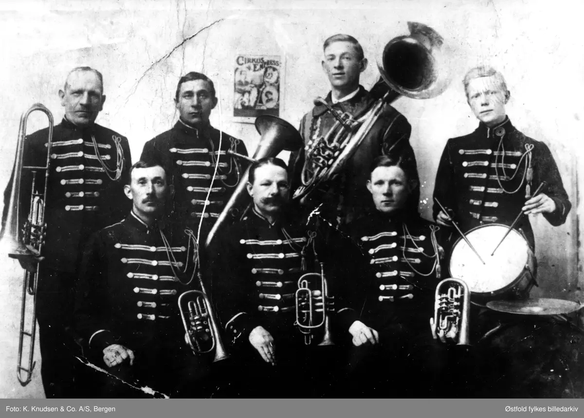 Cirkus Empress-orkesteret i uniform i 1930-årene i Fredrikstad. Var i virksomhet med noen avbrekk i tida 1915 til 1959. 
Blant musikerne er bassisten William Paulsen, Fredrikstad.