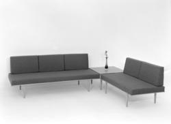 Hjørnebenk med bord.