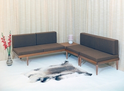 Sittemøbel. Sofabenk med  hjørnebordbord. Kombinasjonsmøbel.