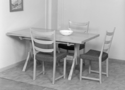 Spisestove. Bord og stolar.