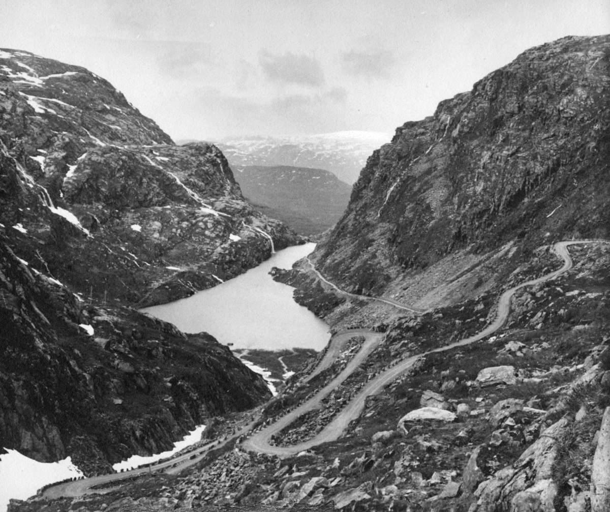 Fotoalbum etter fotograf Johan Erling Schjerven. Fotografier dokumenterer Schjervens reise med bil i Telemark sommeren 1928. Eksteriør bilder, samferdsel, veinett og topografi. Turen gikk bl.a. til Seljord, Dalen, Haukeli, Hordasvingen,Dyrskar, Røldal, Heddal. Ett inventar bilde fra Dalen Hotel. To kvinner sittende i salong, Aagot og Margot Knudsen 03.07.1928.