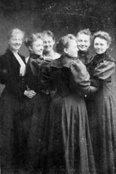 6 damer i Kristiansund, ca 1880. Fra Herlofsens fotoalbum. F