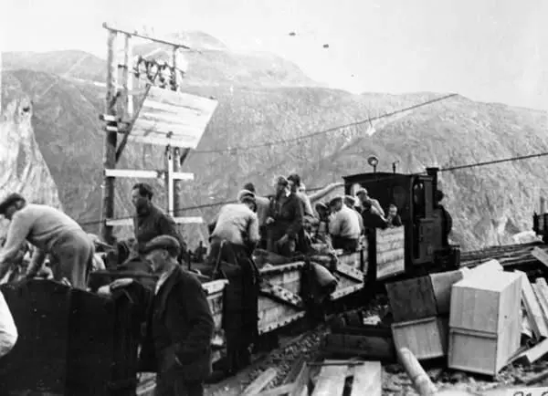 Tog på Topp heis stasjon på Aurabanen, trukket av damplokomo