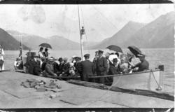 Bryllup, motorbåt, gruppebilete