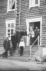 Personer på trappa til en butkk