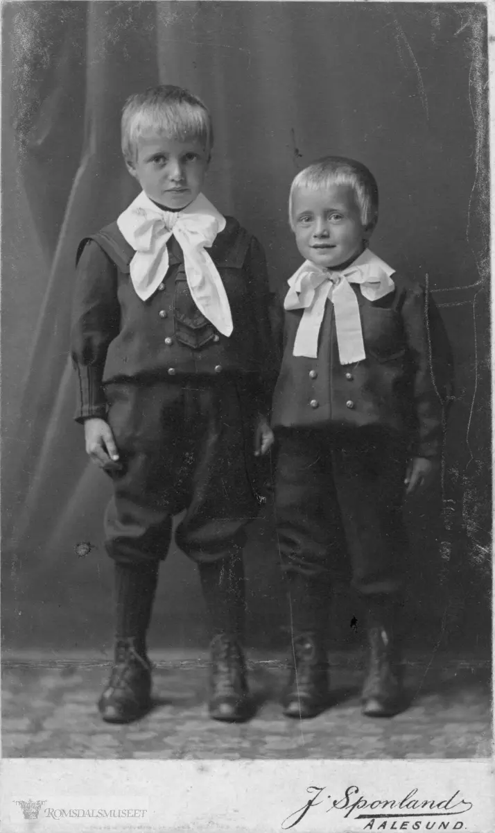 To søsken fra Ålesund, Bernhard Misund sine barn fra første ekteskap..Bernhard var bror til Johan på Langfeten og Peder E. Maferøy