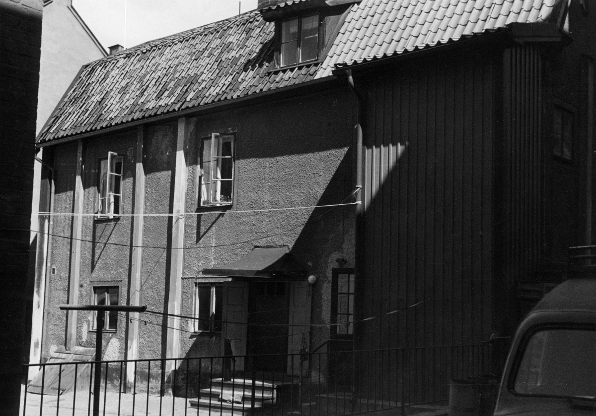 Vy från innergård i kvarteret Nedre Segern, dagens Kopparhammaren. Huset på bilden, Västra Kungsgatan 12, kallas Stadsarkitekthuset då Norrköpings första stadsarkitekt Carl Theodor Malm bott här.
