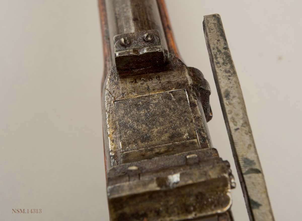 Geværet er av modell 1845/67 og produsert for marinen i et antall på ca.100. Geværet er langt kortere enn Modell 1860 for hæren og bedre til bruk om bord i skip. Det er vanskelig å skille de ulike kammerladningsmodellene fra hverandre men geværet har to trekk som skiller; baksiktet er utviklet for denne modellen og skruene i låsen er nummererte.

Våpenet er i dårlig stand og mangler utstøter/pussestokk og knappen på låsearmen.