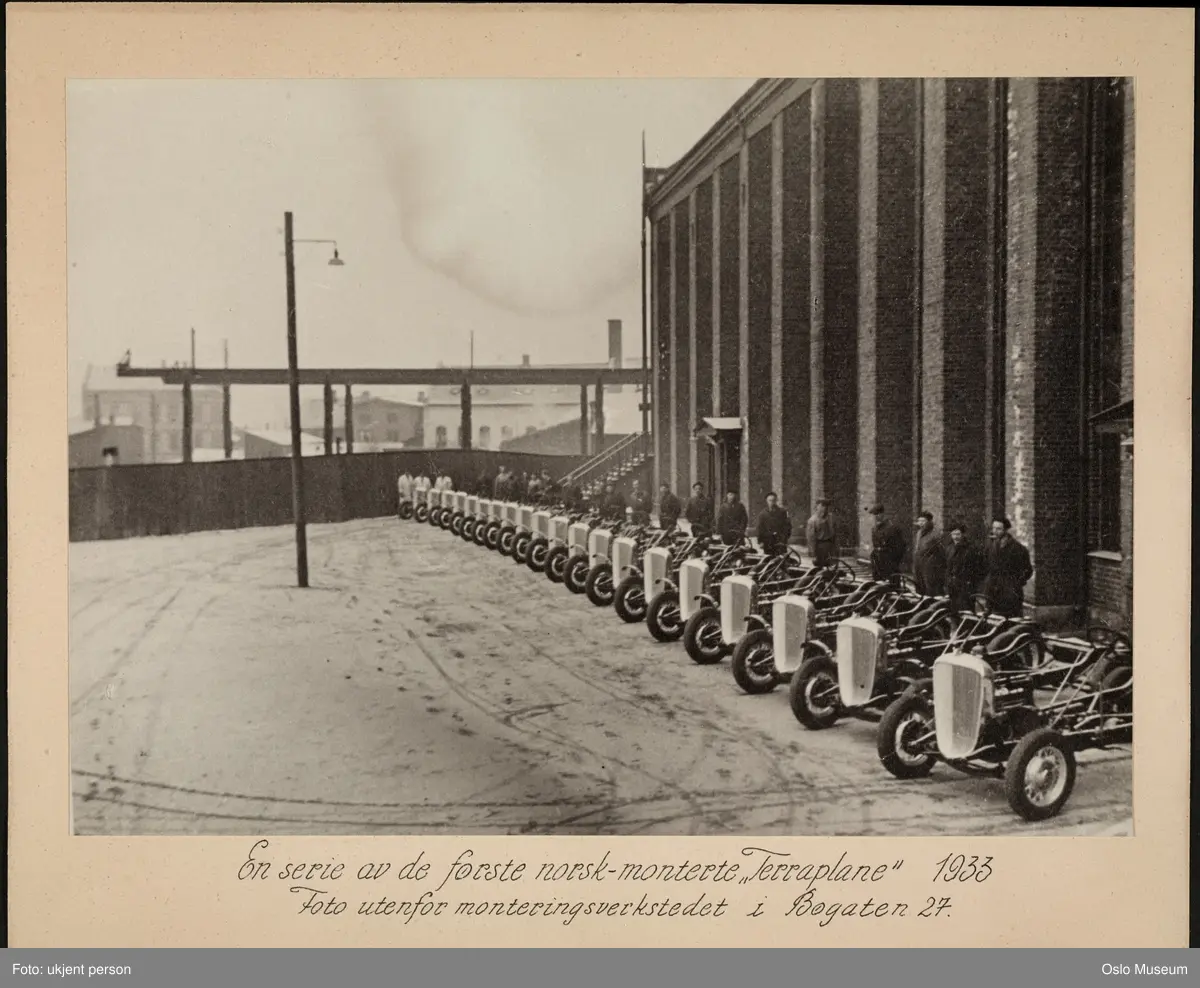 norskmonterte "Terraplane" levert av Kolberg, Caspary & Co., menn, monteringsverksted, Christiania Staalverk (Kampen sportshall)