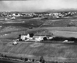 Line, flyfoto av garden sett frå sør.