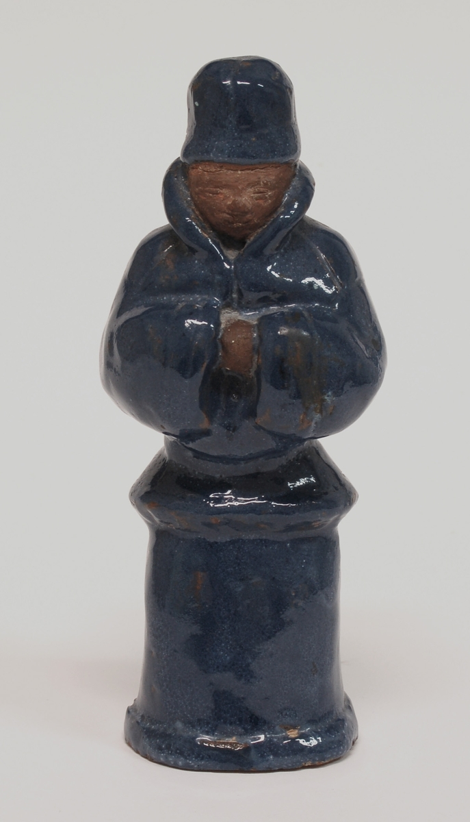 Figurin kallad "Lappgumma", modellerad i lergods av formgivare Märta Willborg i egen regi, blå glasyr.