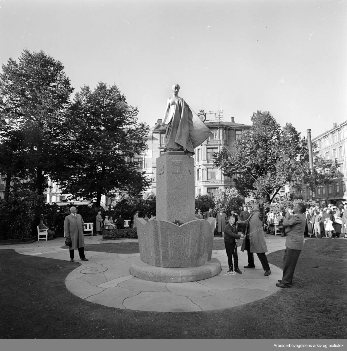 Valkyrie plass. Skulpturen "Piken med vinranken" settes opp. Oktober 1960