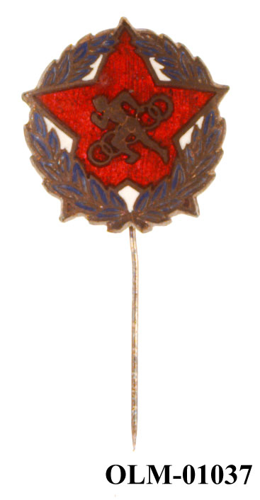 Inneholder 101 merker, pins og  medaljer.
Guttorm Berge tok tilbake samlingen 21.mai 1996.-notert i aksesjonsboken.