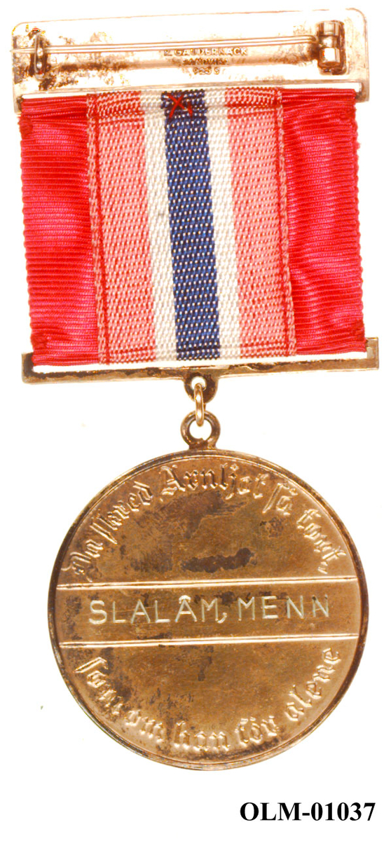 Inneholder 101 merker, pins og  medaljer.
Guttorm Berge tok tilbake samlingen 21.mai 1996.-notert i aksesjonsboken.