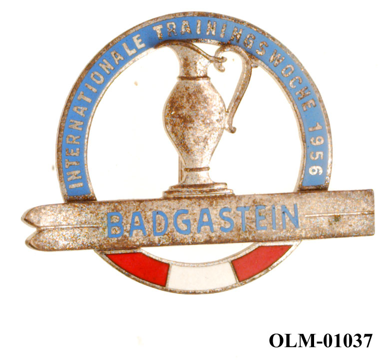 Inneholder 101 merker, pins og  medaljer.
Guttorm Berge tok tilbake samlingen 21.mai 1996.-notert i aksesjonsboken.