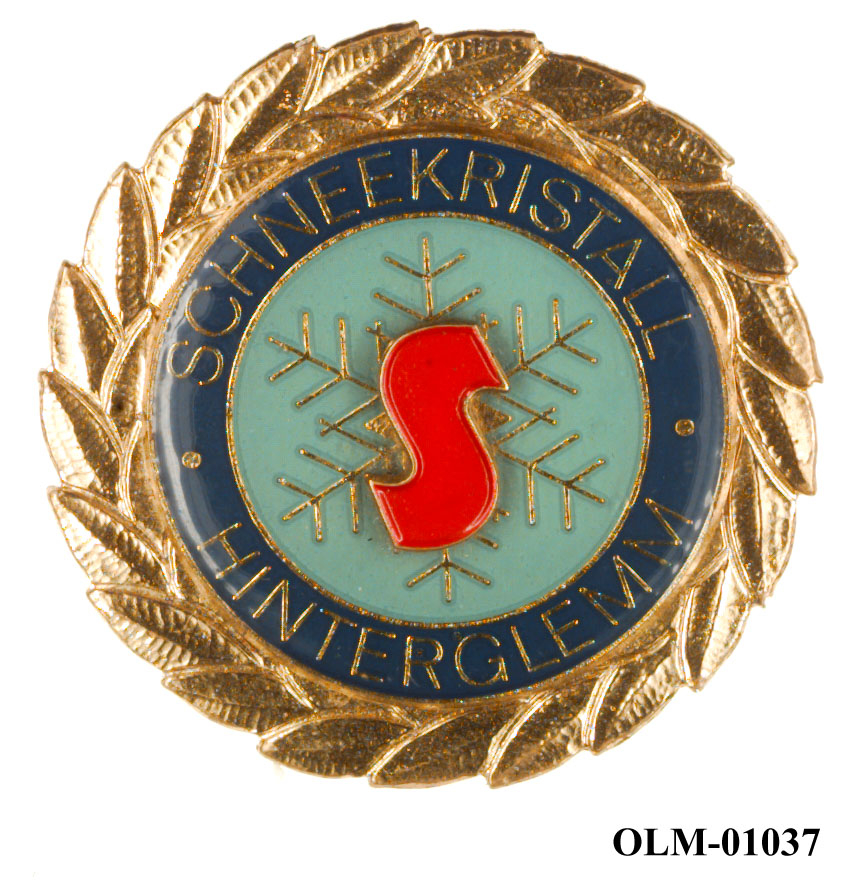 Inneholder 101 merker, pins og  medaljer.
Guttorm Berge tok tilbake samlingen 21.mai 1996.-notert i aksesjonsboken.