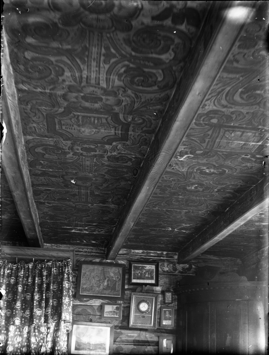 Rikard Berges fotoarkiv. Rosemalt tak av Olav Hansson. Kleppen, Sauland, Telemark. Fotografert 1910.
Bilde nr. 132.

Fotografier tatt av Rikard Berge. 642 nummer. Samlingen består av negativer bladfilm. Motivene er ført inn i egen protokoll av Berge. Protokollen har tittel "Bilæt-emne"