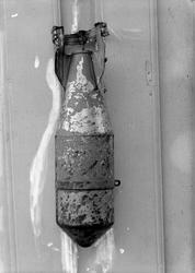 Våpensmed Olsen ved 5. divisjon med røykbombe funnet ved Sul