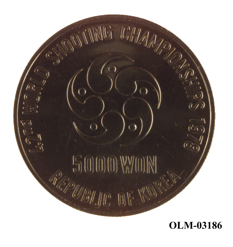 Settet består av to mynter, som ligger i en blå fløyelseske.