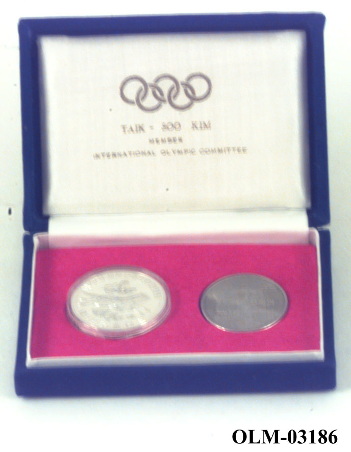 Settet består av to mynter, som ligger i en blå fløyelseske.