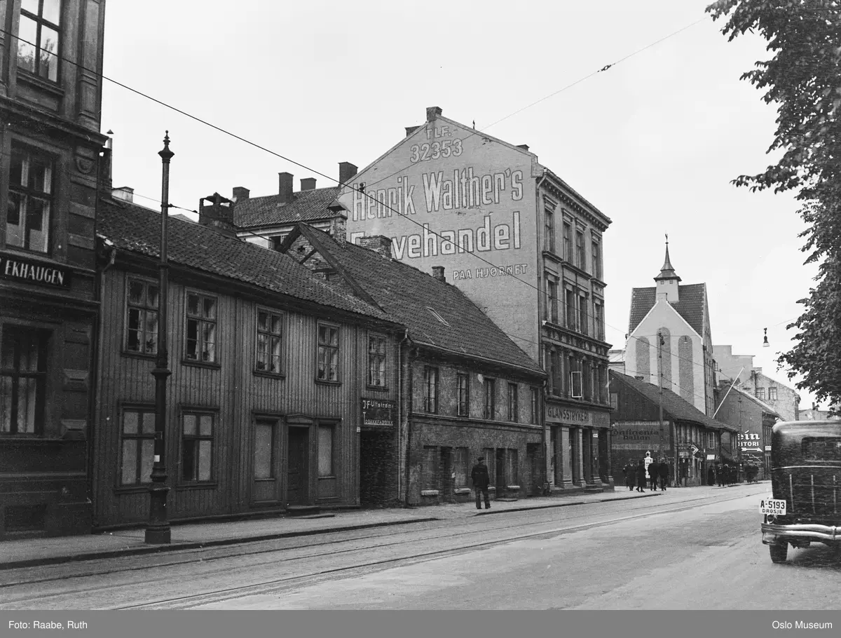 gateløp, trehusbebyggelse, bygårder, Grønland menighetshus, bil, drosje, mennesker