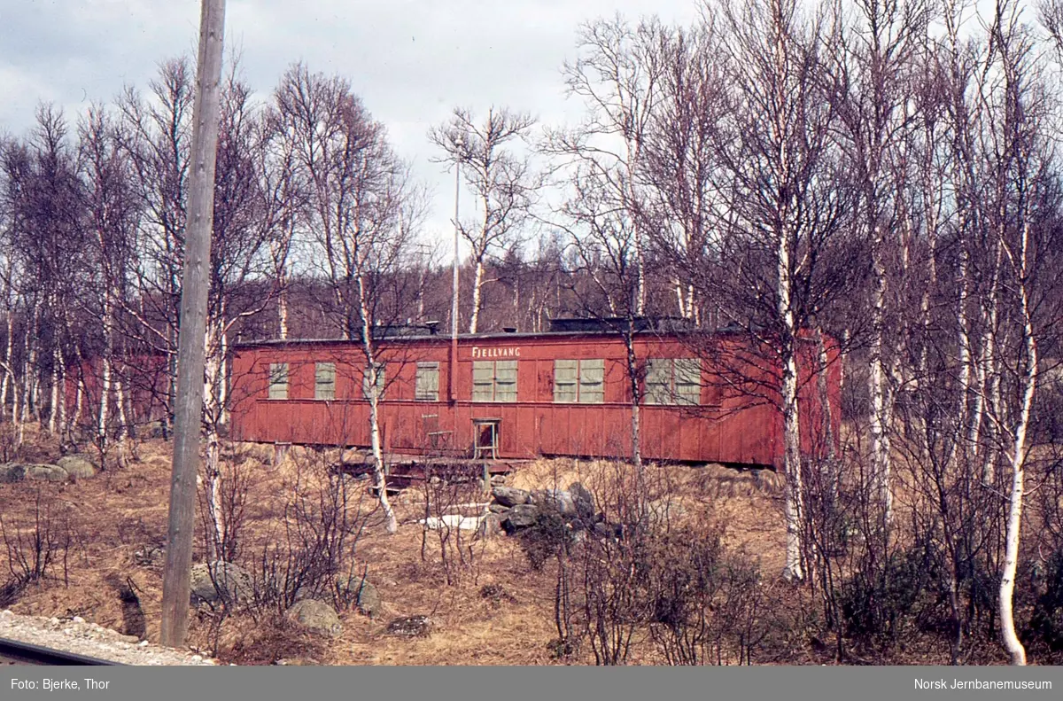 Vognkasse som hytte ved Rugldalen stasjon - tidligere Rørosbanens personvogn litra BCo nr. 27, opprinnelig en Vossebanevogn