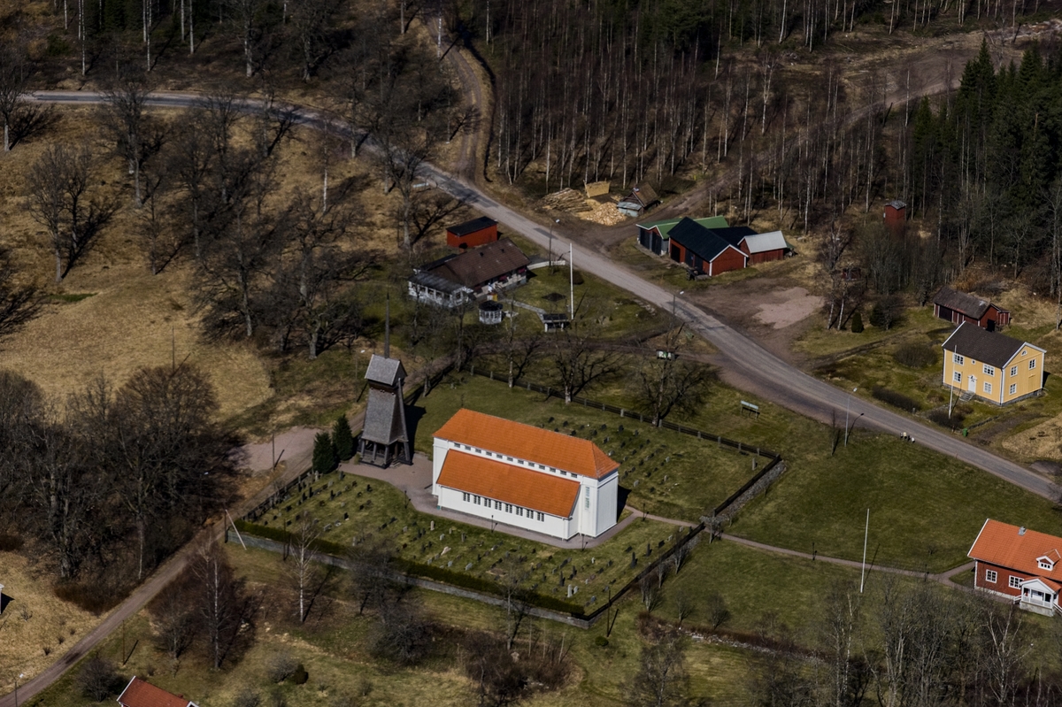 Flygfoto över Stengårdshults kyrka i Gislaveds kommun.