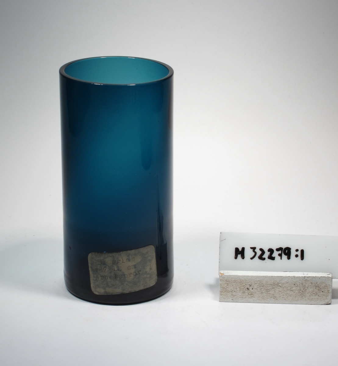 Cylinderformat blomglas.
Lapp: "Blomglas, A.V.12cm, Arbetsprov"