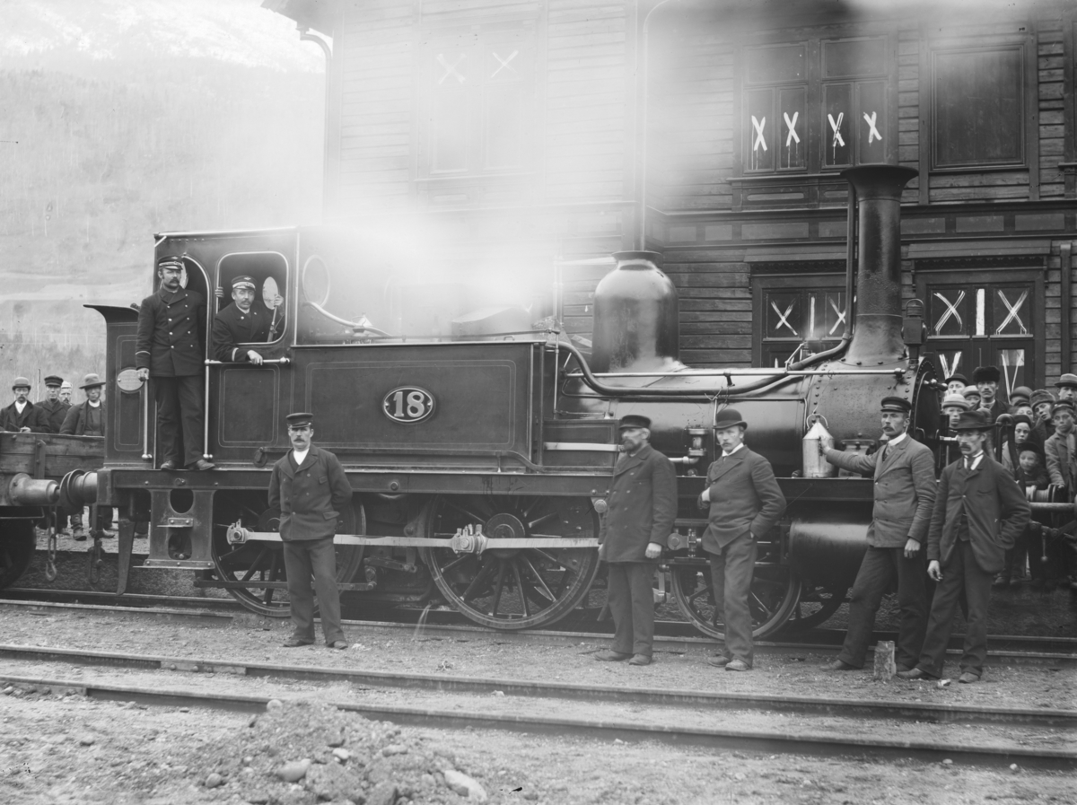 Otta stasjon med damplokomotiv type 1, nr 18 som ble brukt til lokal transport på anlegget. Lokomotivførere, mekaikere og personer på perrongen.