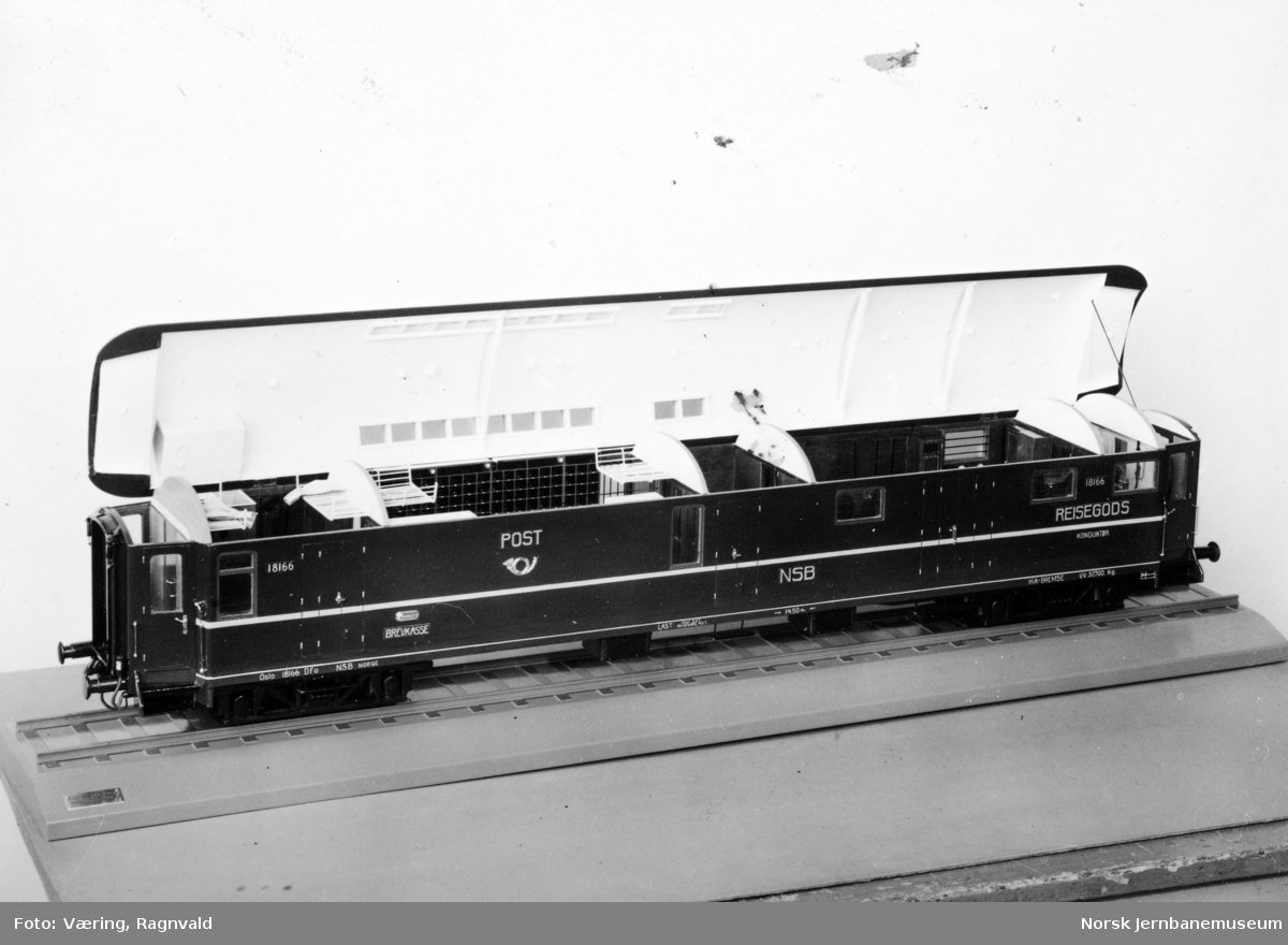 Modell av post- og reisegodsvogn til NSB litra DFo nr. 18166