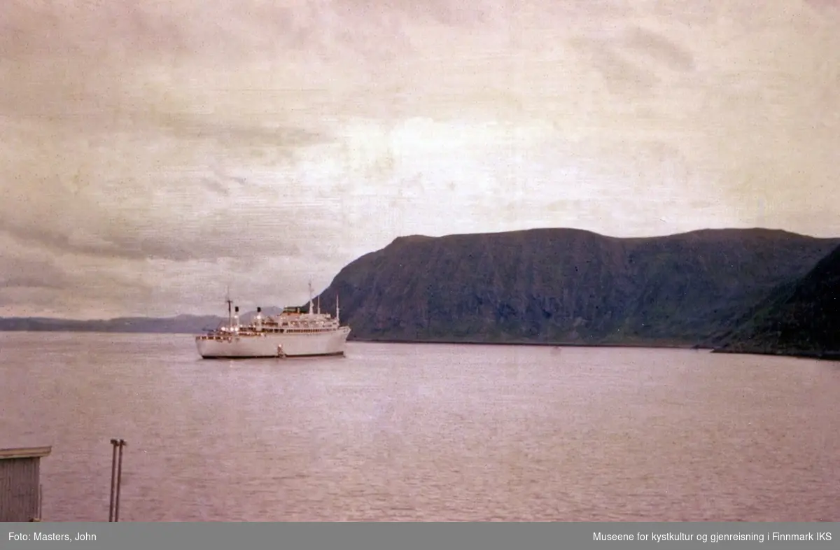Honningsvåg. En cruisebåt forlater Honningsvåg havn. 1962/63.