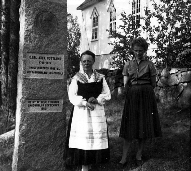 Fr v: Åsta Holt och Essie Karlenäs vid Gottlunds-stenen.