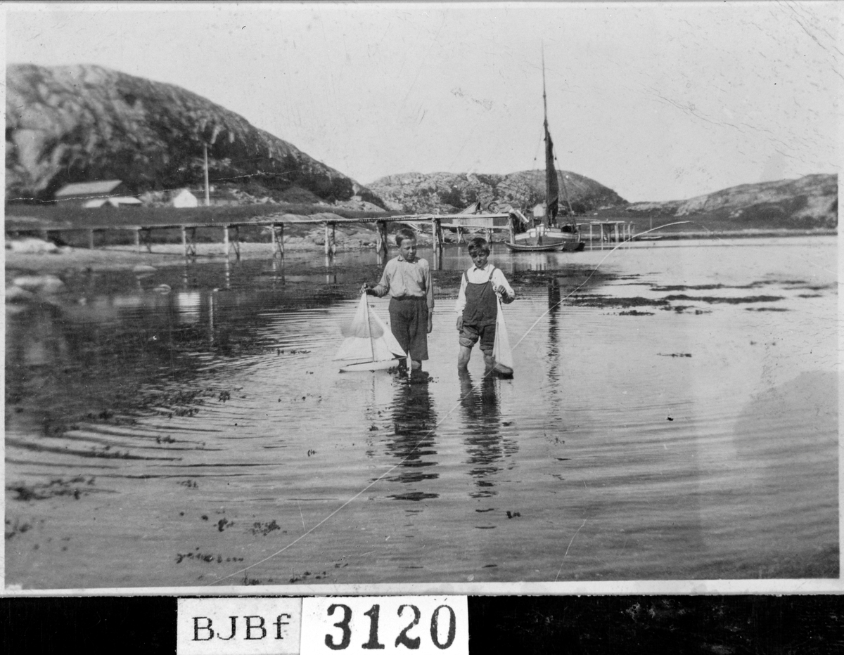 Yngve Malmo og Helmer Lysø leker med båter