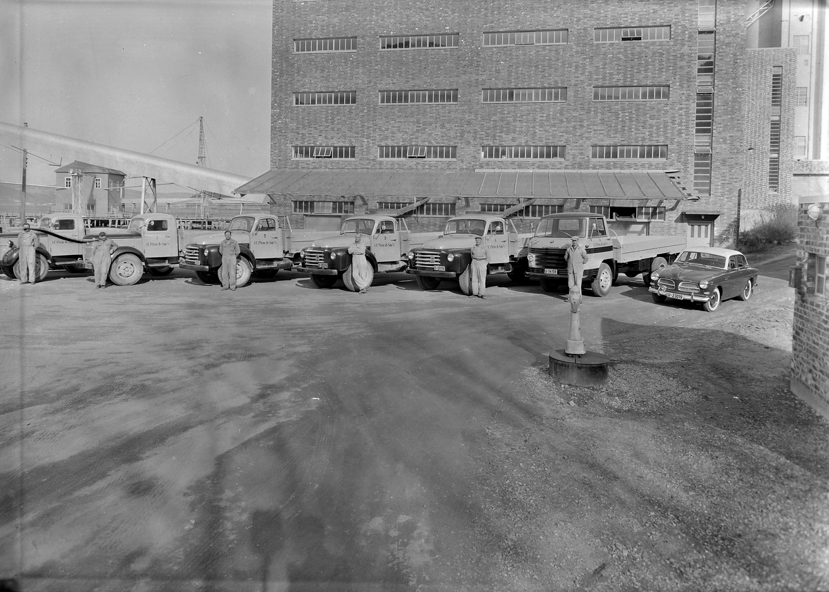 I. C. Piene & Søn sine Volvobiler foran mellageret i Buvika