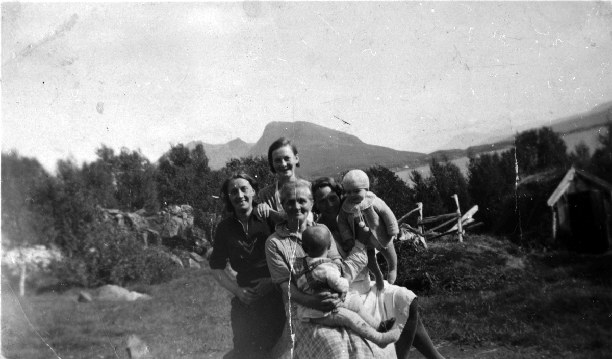 Gruppe ute. Hilda Nilsen, Lonkan I Tranøy,  med barn og barnebarn.
Bildet tatt i1934.