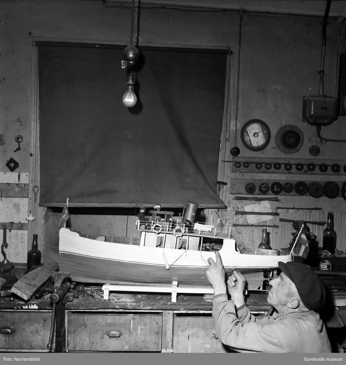 Modellbåtsbyggare på Alnö bygger en båt med namnet Pilen.