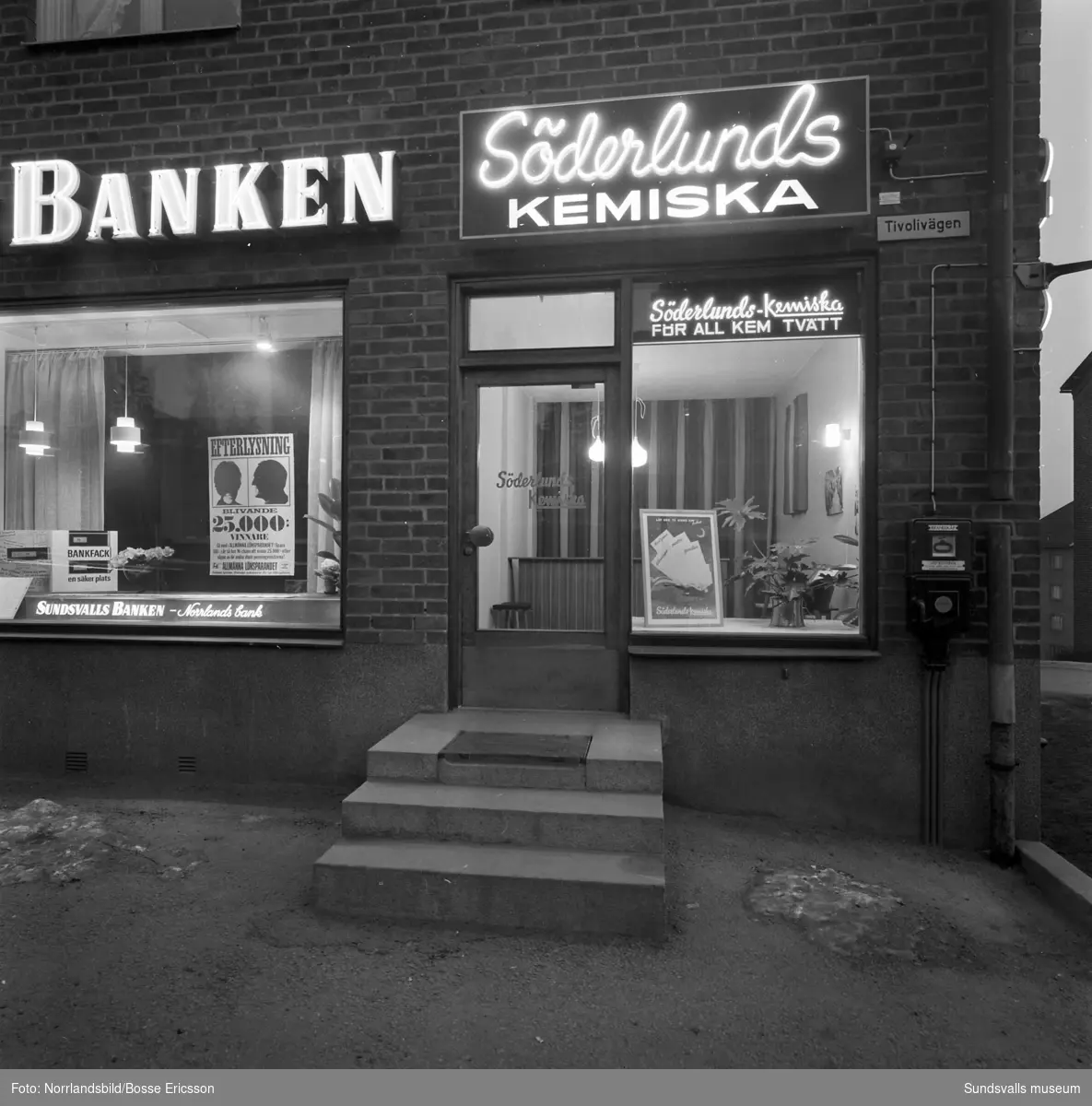 Söderlunds Kemiska. Exteriörbilder på affärerna vid Skolhusallén 17, Tivolivägen 20 och Fridhemsgatan 76-78.