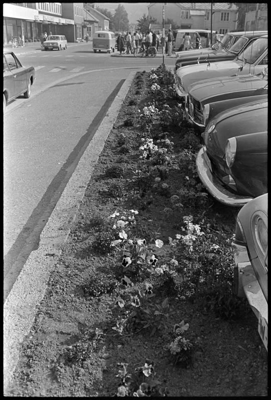 Strandgata i Mosjøen, med biler parkert. Mai 1974.