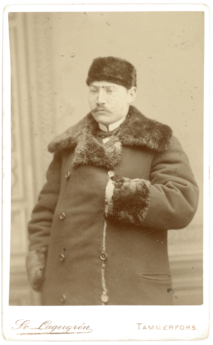 Porträtt av Ernst Enhagen. Glasetsare vid Reijmyre glasbruk från 1895.  Gift med Gottfrida Konstansia Karlsson.