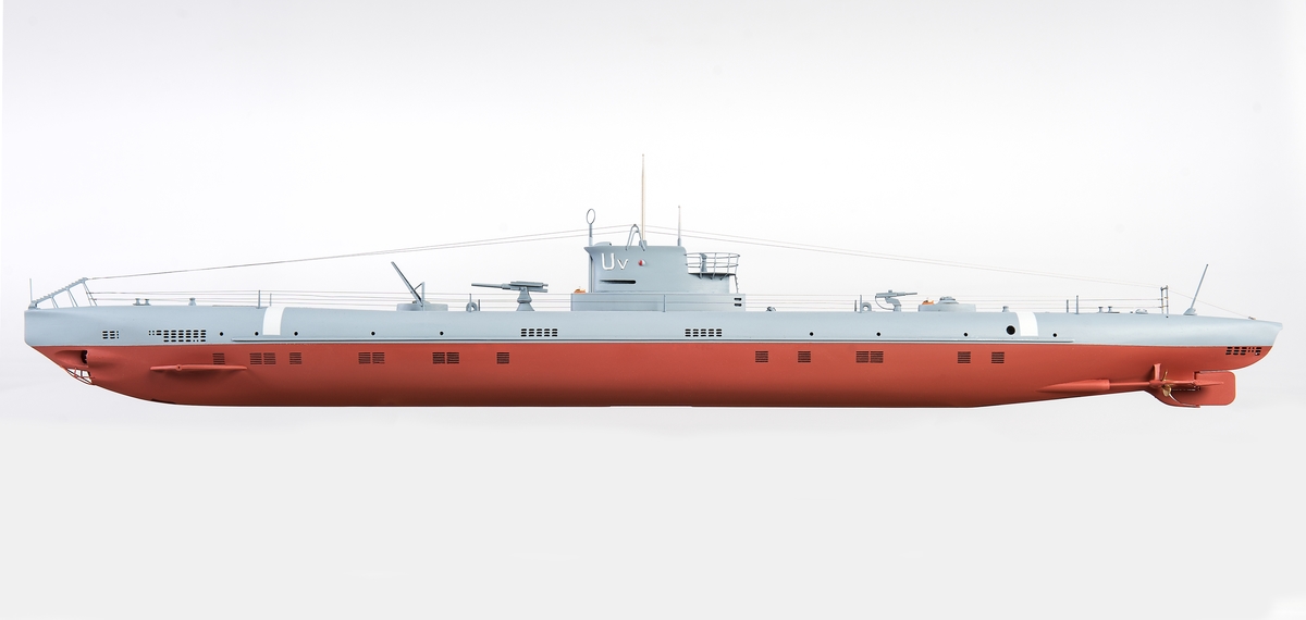 Modell av ubåten ULVEN av Drakenklass. Modellen visar Ulven i originalskick utrustad med bland annat två stycken telefonbojar.