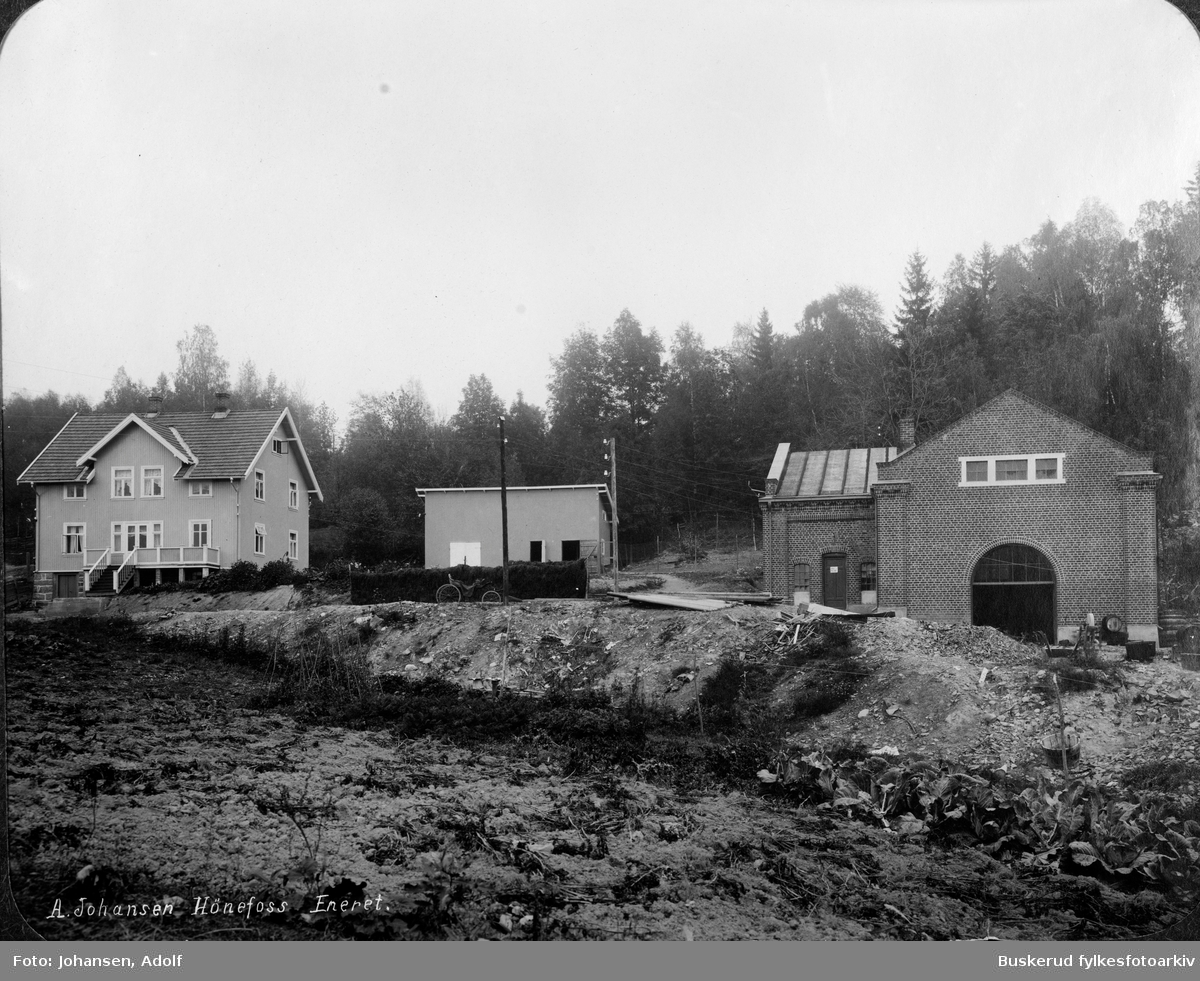 Hønefoss kommunale elektricitetsverk. Kraftverket ligger i Åsa uten for Hønefoss. Vannet gikk i rør fra Damtjern på Krokskogen